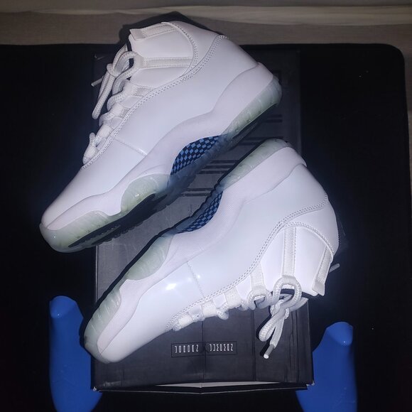 Air Jordan 11 Retro - Picture 2 of 4